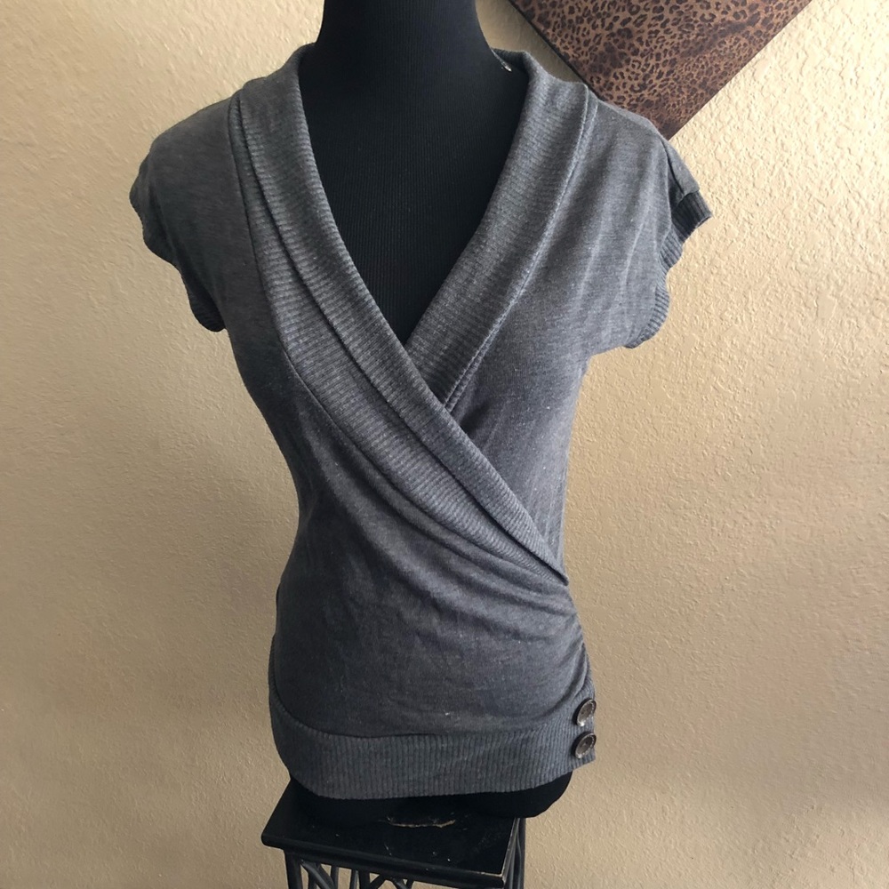 Cute gray sweater, great to layer, size small.